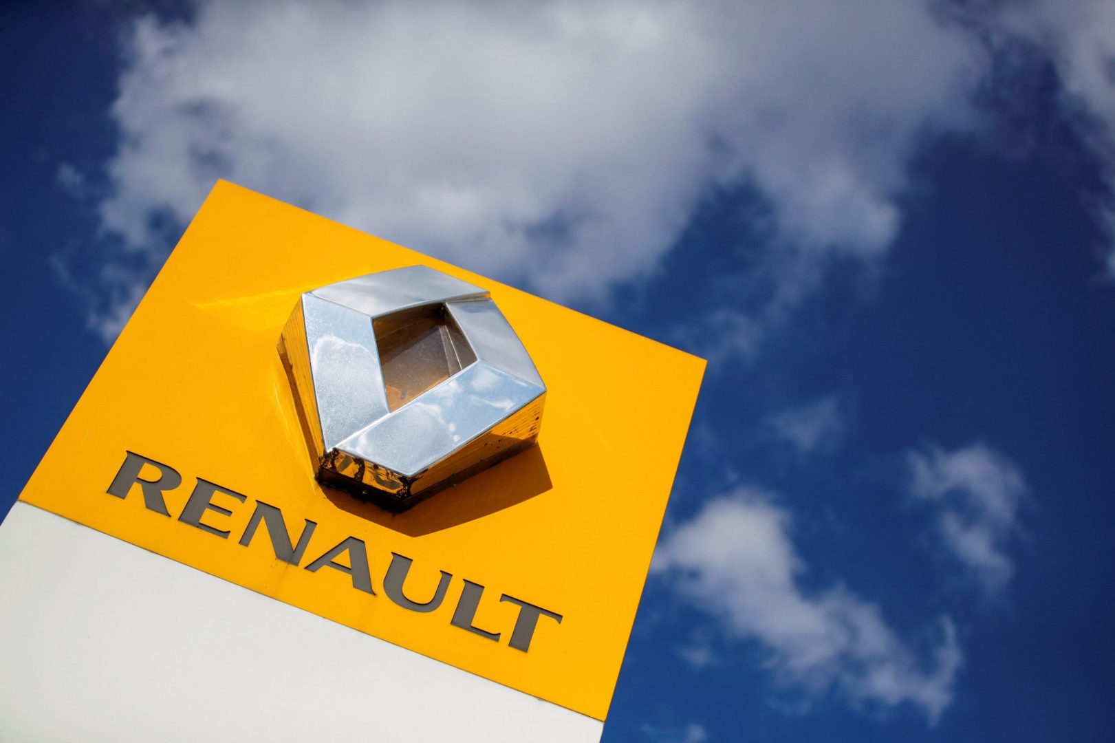 découvrez les principaux défis auxquels font face stellantis et renault dans l'industrie automobile, entre transition électrique, innovations technologiques et enjeux concurrentiels.