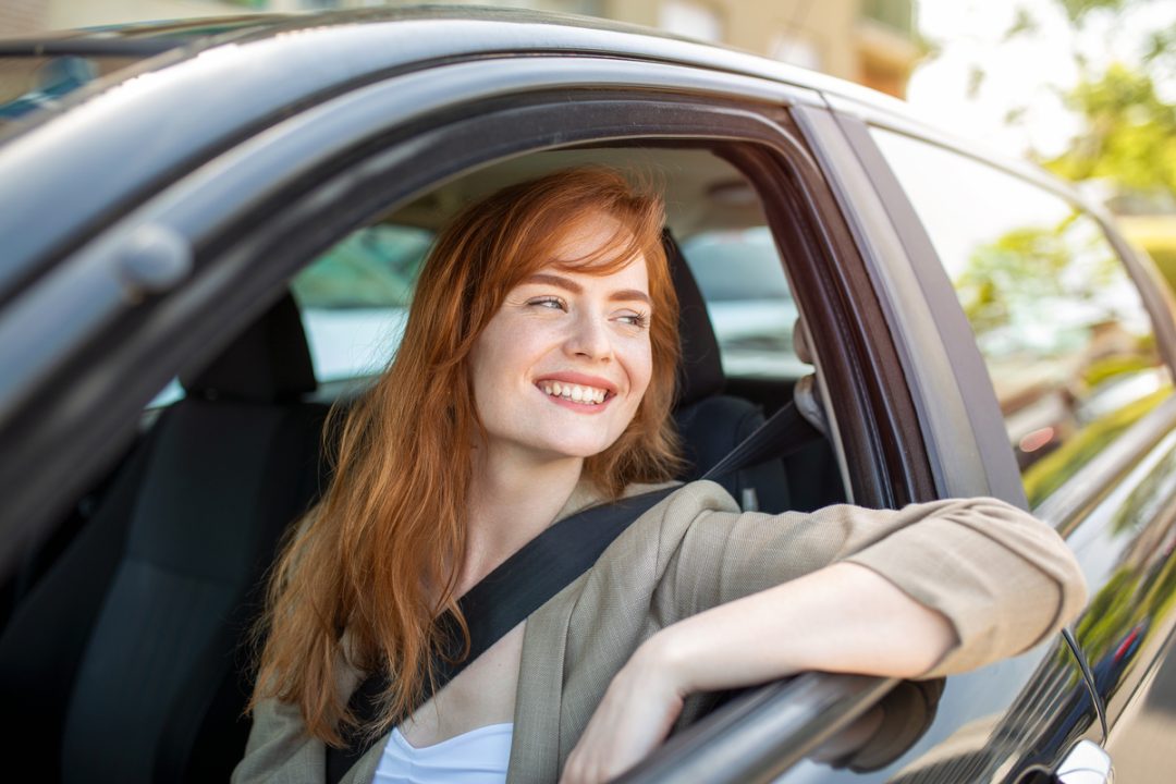 découvrez pourquoi les tarifs de l'assurance auto connaissent une flambée en 2024 et obtenez des conseils pour mieux gérer l'augmentation de votre prime d'assurance.