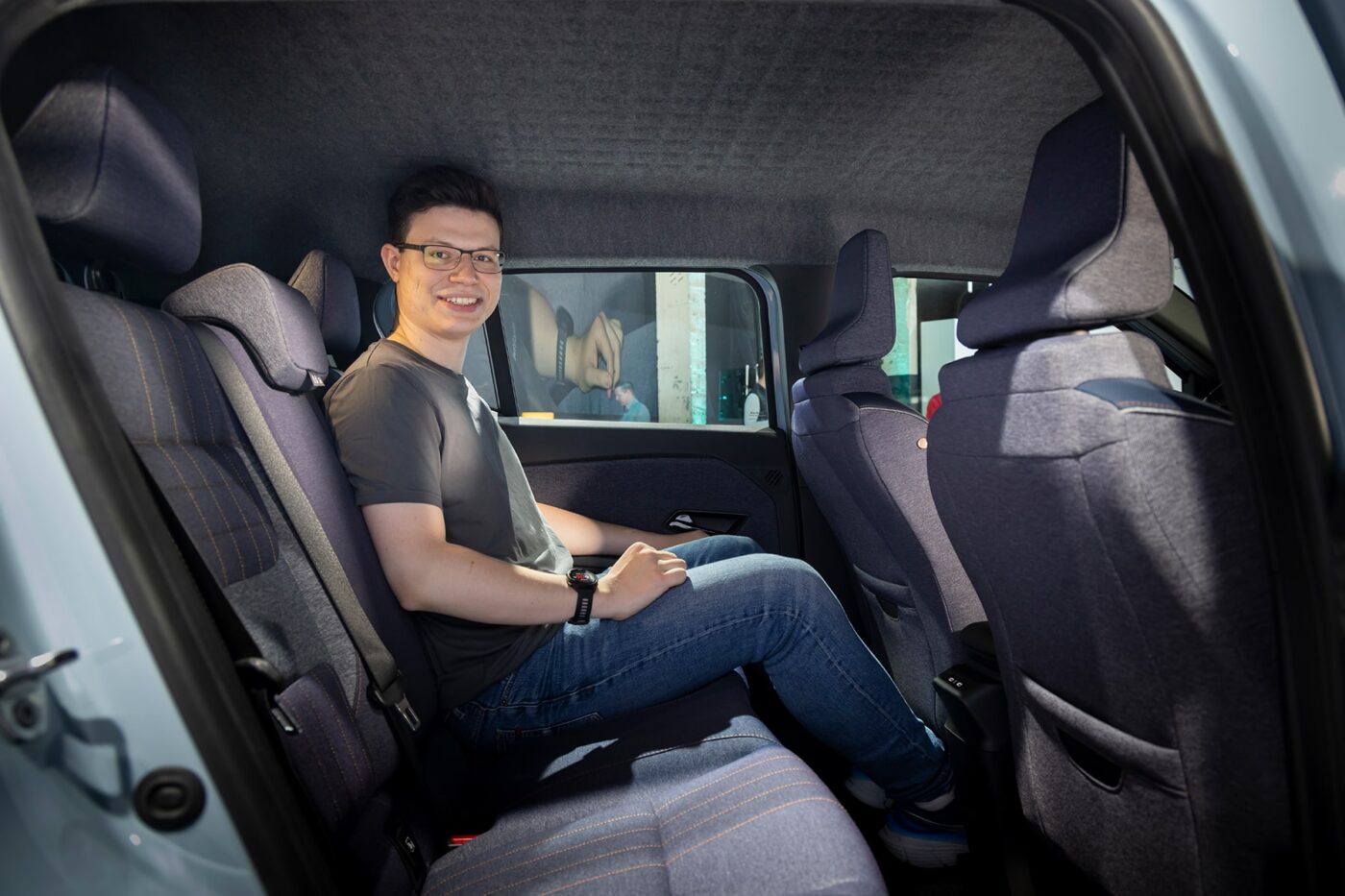 découvrez le leasing renault 4 e-tech accessible : profitez d’une voiture électrique innovante, économique et adaptée à tous les budgets. obtenez votre renault 4 e-tech facilement grâce à nos offres flexibles de location longue durée.