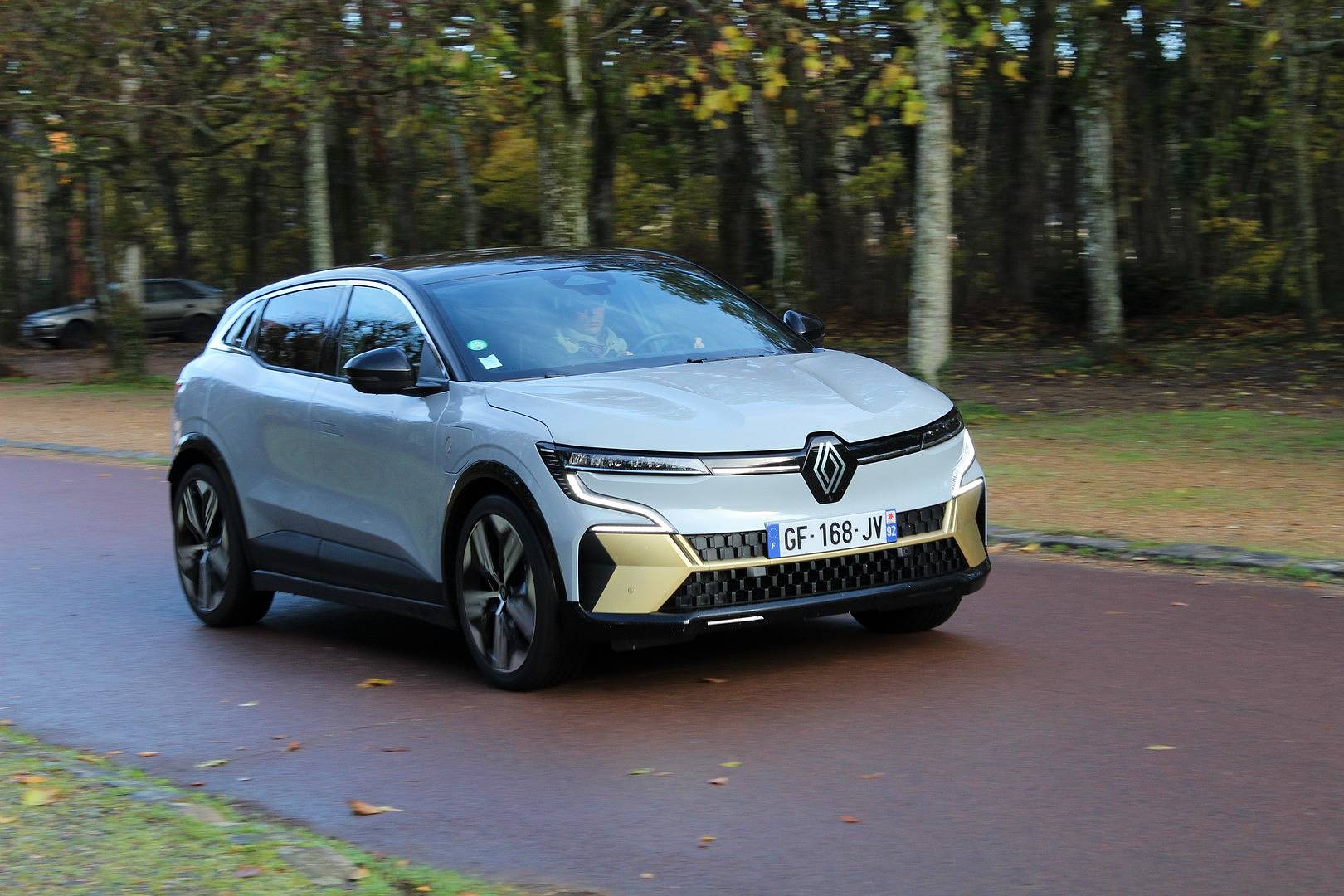 découvrez la mégane e-tech boostée : une voiture électrique encore plus performante, alliant technologie, autonomie et puissance pour une expérience de conduite unique. profitez d'innovations au service de votre plaisir et de votre sécurité.