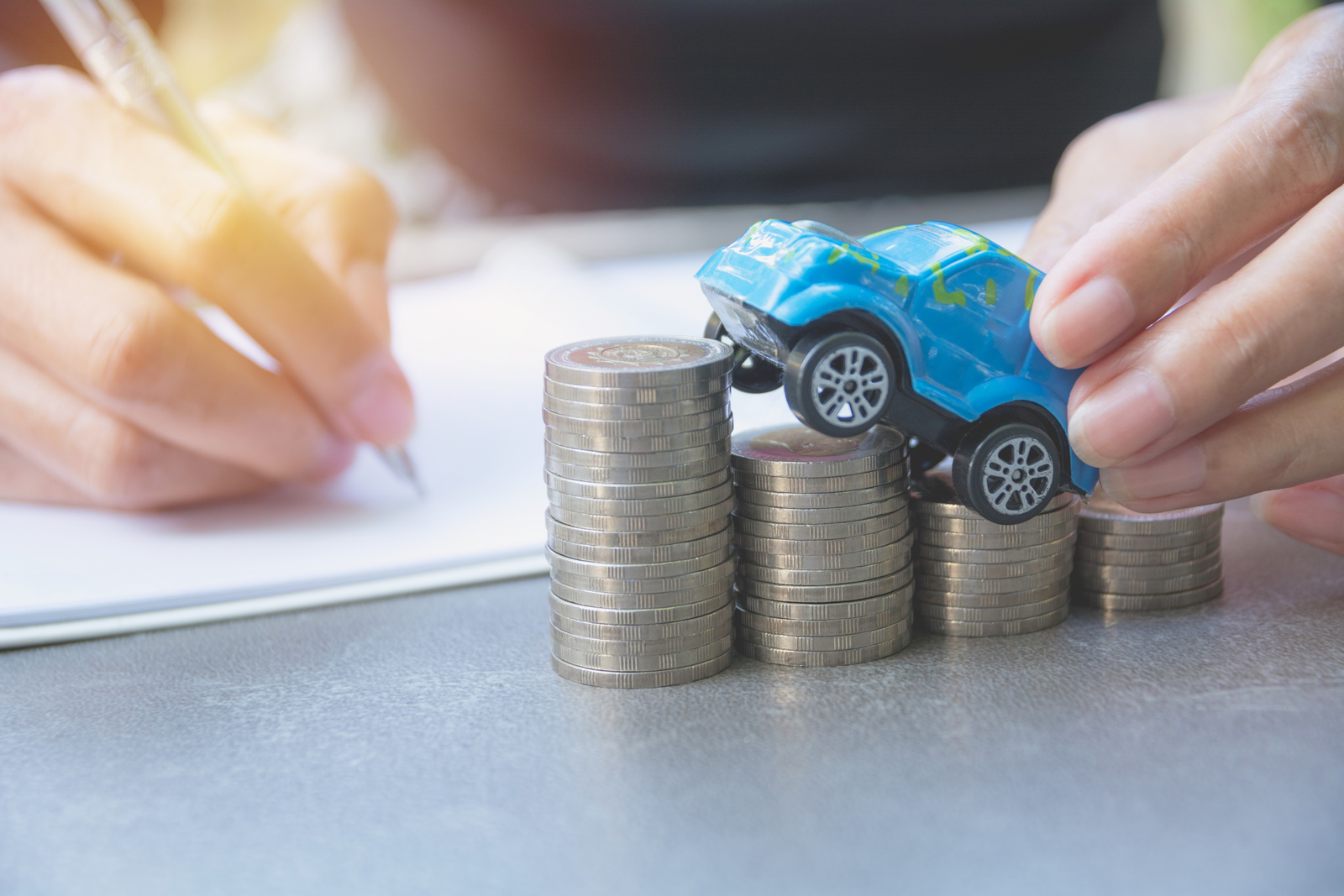 découvrez des astuces efficaces pour réduire le coût de votre assurance auto. comparez les offres, optimisez vos garanties et réalisez des économies sur votre prime d'assurance automobile.