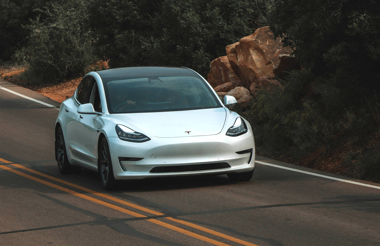 découvrez comment tesla révolutionne le marché automobile en europe avec ses voitures électriques innovantes, ses superchargeurs rapides et ses engagements pour un avenir durable.