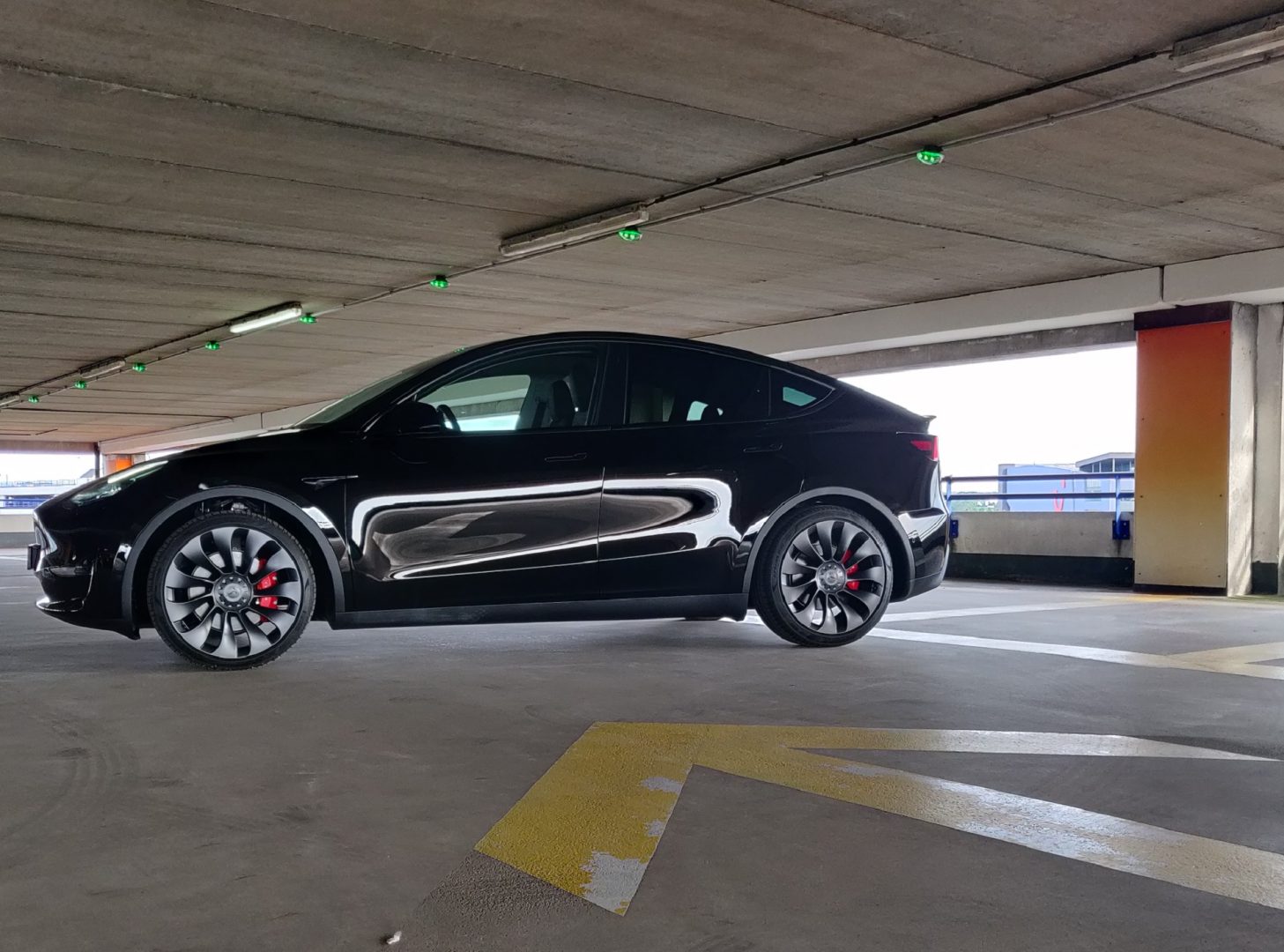 découvrez la tesla model y performance à lyon : performances électriques, design innovant et technologies avancées. essayez ou achetez votre model y performance chez votre concessionnaire tesla à lyon.