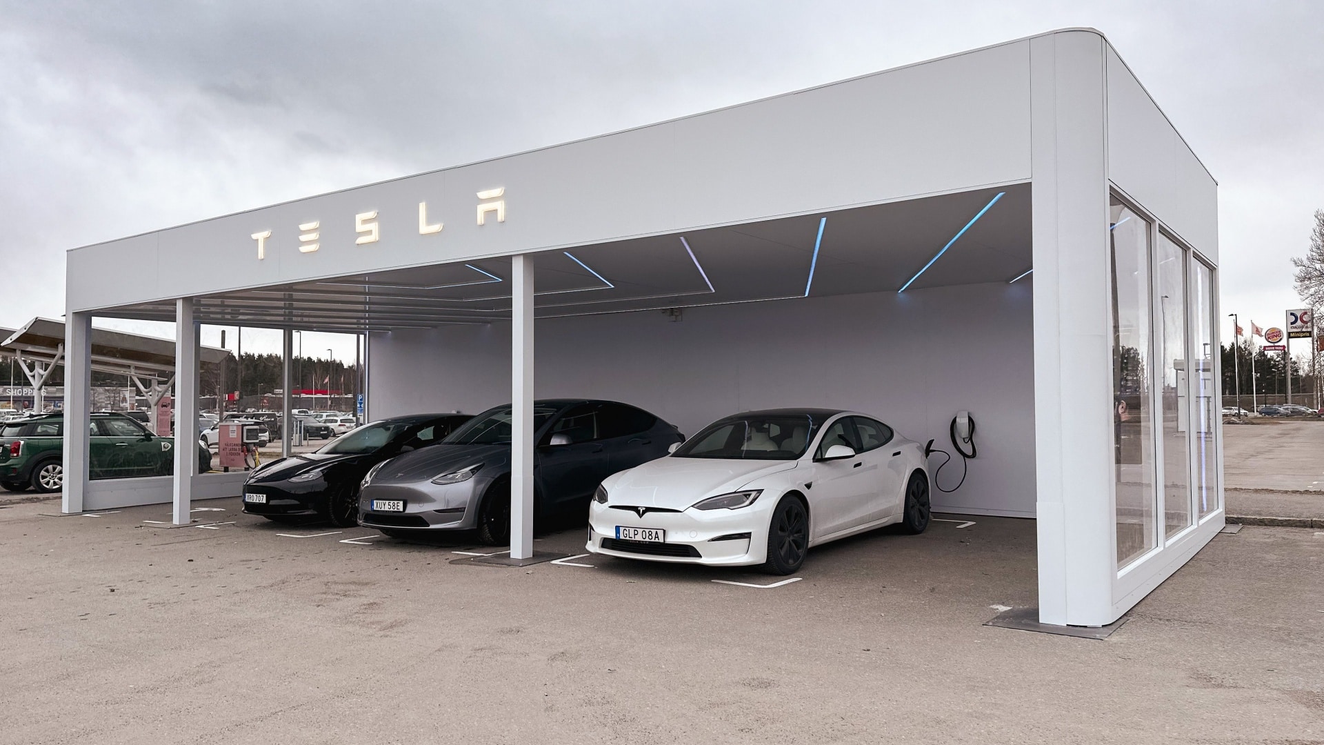 découvrez l’expérience tesla : immersion dans l’univers des voitures électriques innovantes, essais de conduite, nouvelles technologies et service haut de gamme pour vivre la mobilité de demain.