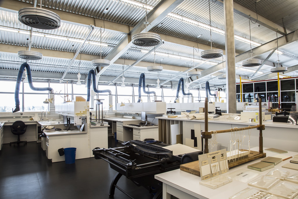 découvrez le laboratoire batteries de renault : innovations, recherches et développement de batteries performantes pour véhicules électriques. enjeux écologiques et technologiques au cœur de la mobilité durable.