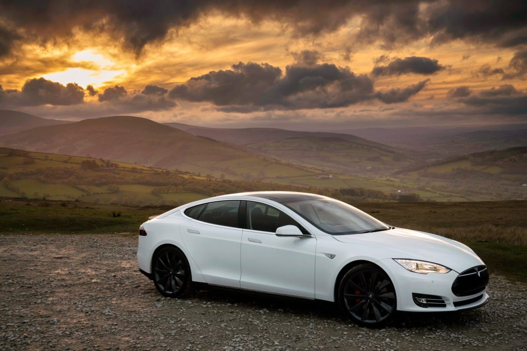découvrez pourquoi tesla voit ses ventes reculer tandis que byd enregistre une forte progression sur le marché automobile électrique. analyse des tendances, chiffres clés et perspectives du secteur.