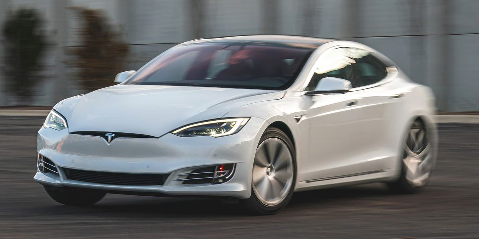découvrez pourquoi tesla connaît une baisse tandis que byd affiche une hausse. analyse des tendances du marché automobile électrique, performances des entreprises et perspectives pour les investisseurs.
