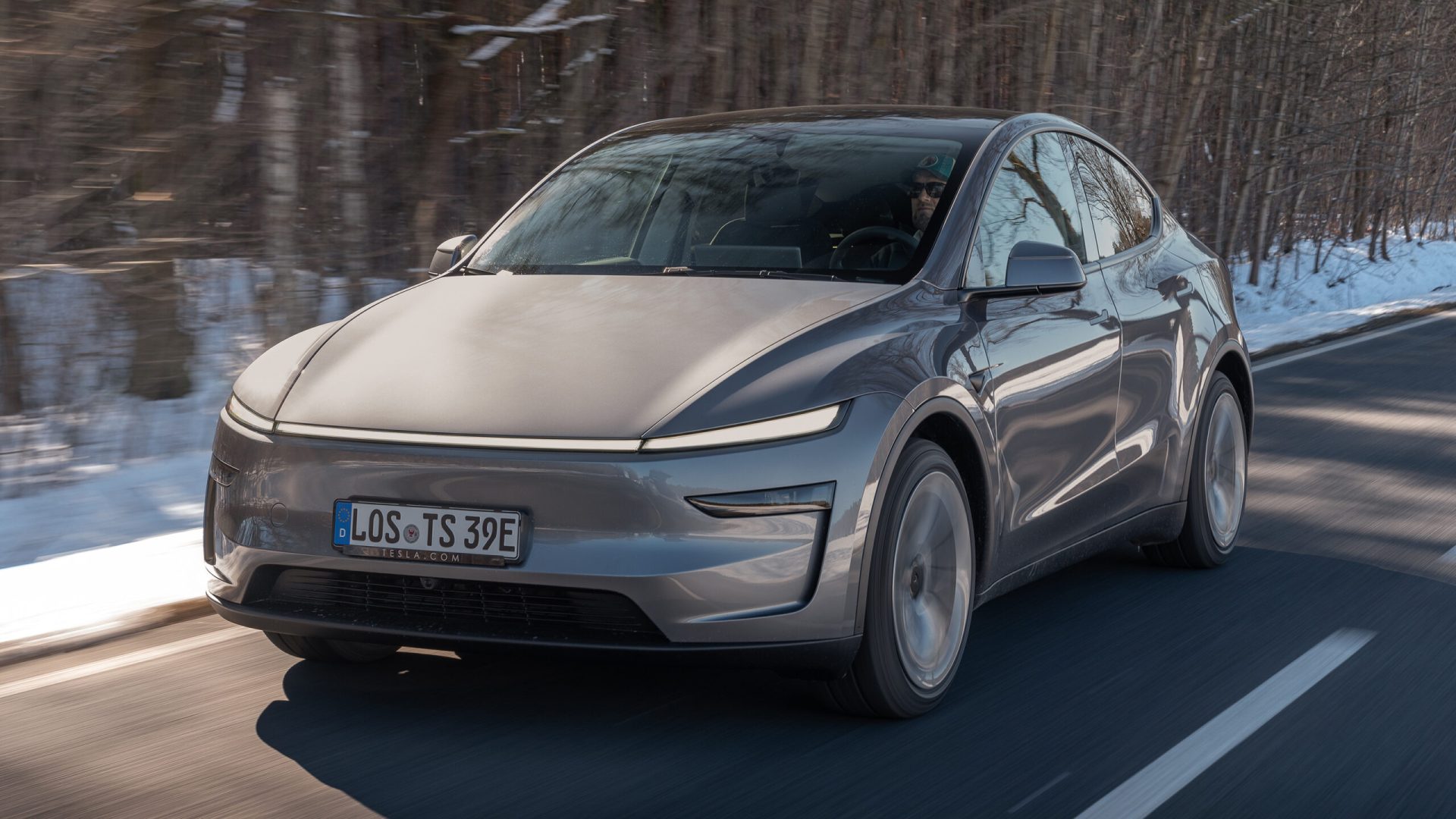 tesla connaît une baisse de ses performances tandis que byd affiche une croissance remarquable sur le marché automobile. découvrez les raisons derrière ces tendances opposées entre les deux géants de l’électrique.