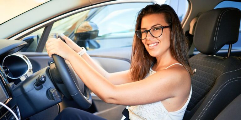 découvrez pourquoi l'assurance auto pour les jeunes conducteurs coûte souvent le double, malgré des garanties similaires, et comment choisir la meilleure offre adaptée à votre profil.