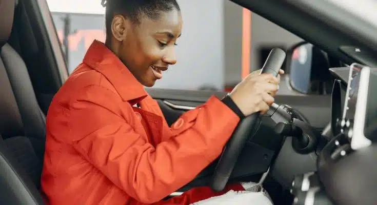 découvrez pourquoi les jeunes conducteurs paient un prix double en assurance auto malgré des garanties similaires, et comment optimiser votre contrat pour mieux protéger votre budget.