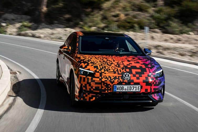 découvrez une berline électrique spacieuse, alliant confort, performances et technologie de pointe pour vos trajets quotidiens et longs voyages.