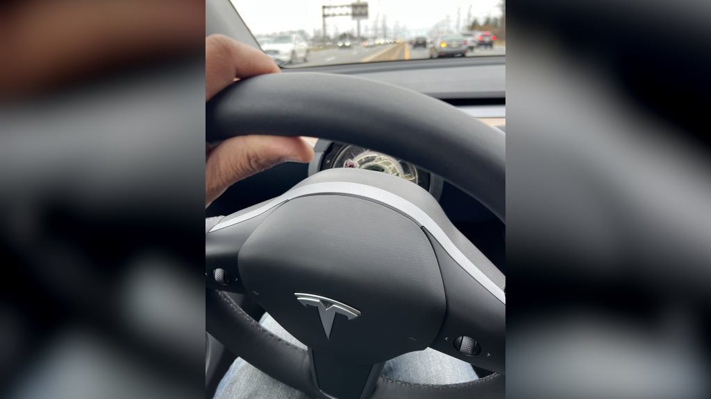 découvrez pourquoi le chef de projet du model y a quitté tesla et les impacts de ce départ sur l'avenir du véhicule électrique.
