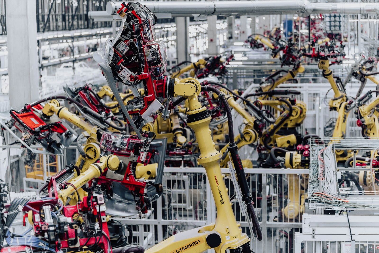 découvrez pourquoi le chef de projet du model y a quitté tesla, les raisons de son départ et l'impact sur l'avenir du véhicule électrique.