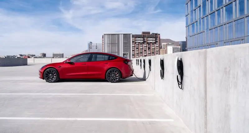 découvrez les révélations surprenantes du géant auto en démontant une tesla model 3. analyse détaillée et secrets dévoilés pour les passionnés d'automobile électrique.