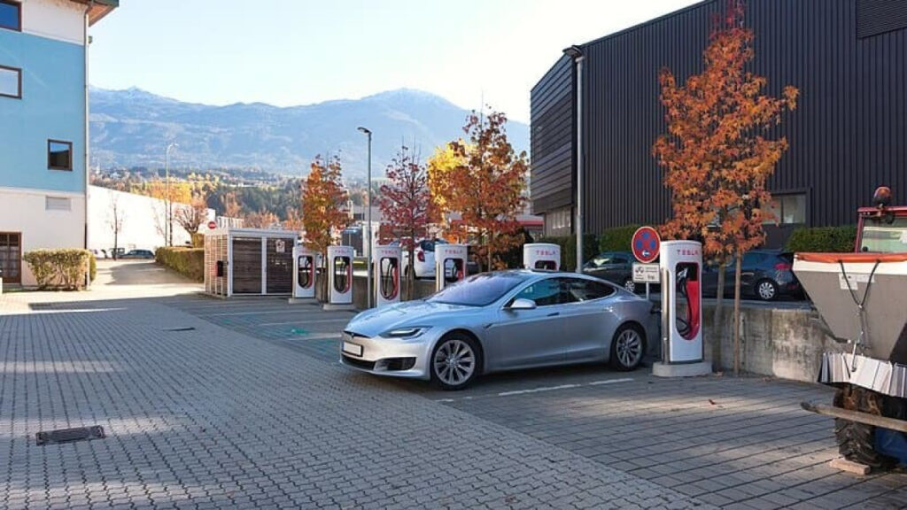 découvrez la méga-station tesla avec 164 bornes de recharge simultanées, offrant une solution rapide et efficace pour recharger votre véhicule électrique en toute tranquillité.