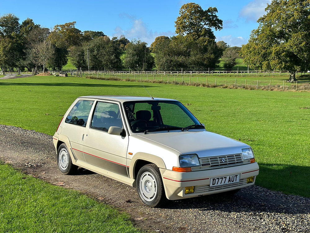 découvrez la renault 5 gt turbo, légendaire rivale de la peugeot 205 gti, une icône des années 80 alliant performance et style sportif.