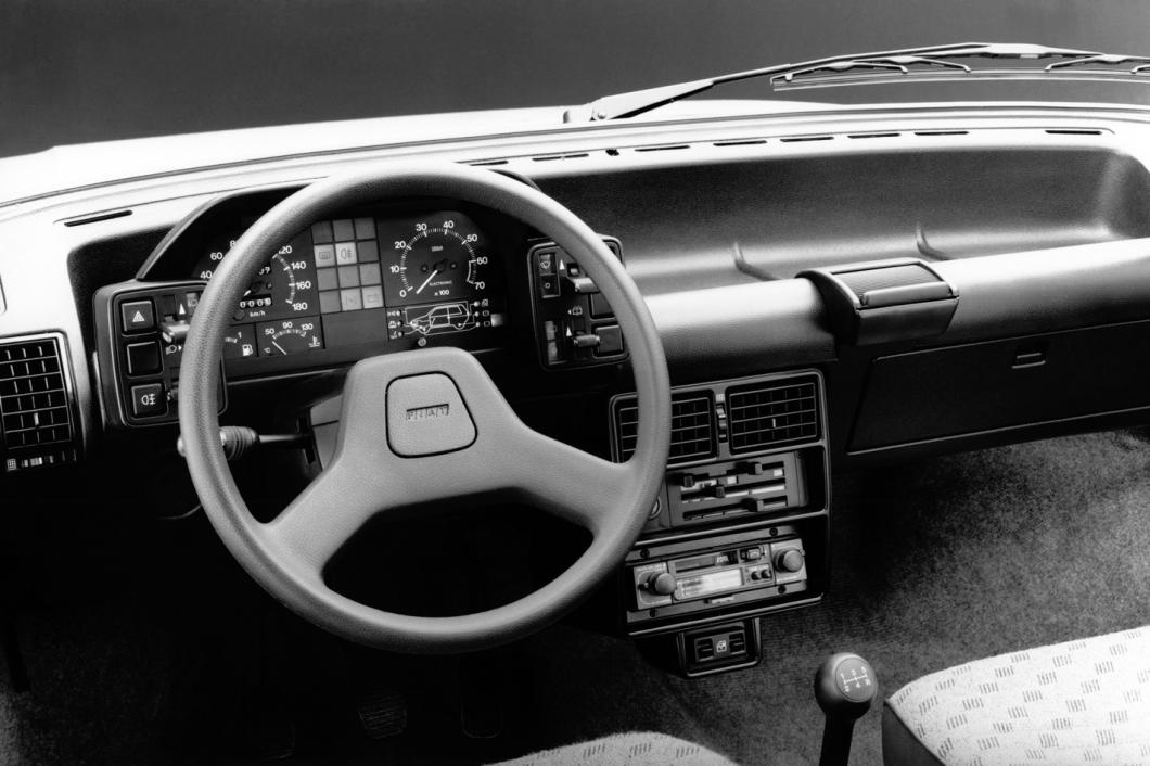 découvrez la renault 5 gt turbo, une sportive iconique française qui rivalise avec la légendaire 205 gti, alliant performance et design emblématique des années 80.