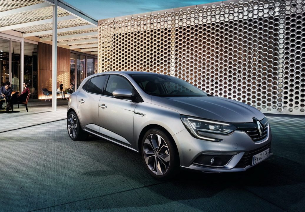 renault revoit à la baisse ses objectifs en matière de recharge électrique, ajustant sa stratégie pour répondre aux défis du marché et de la technologie.