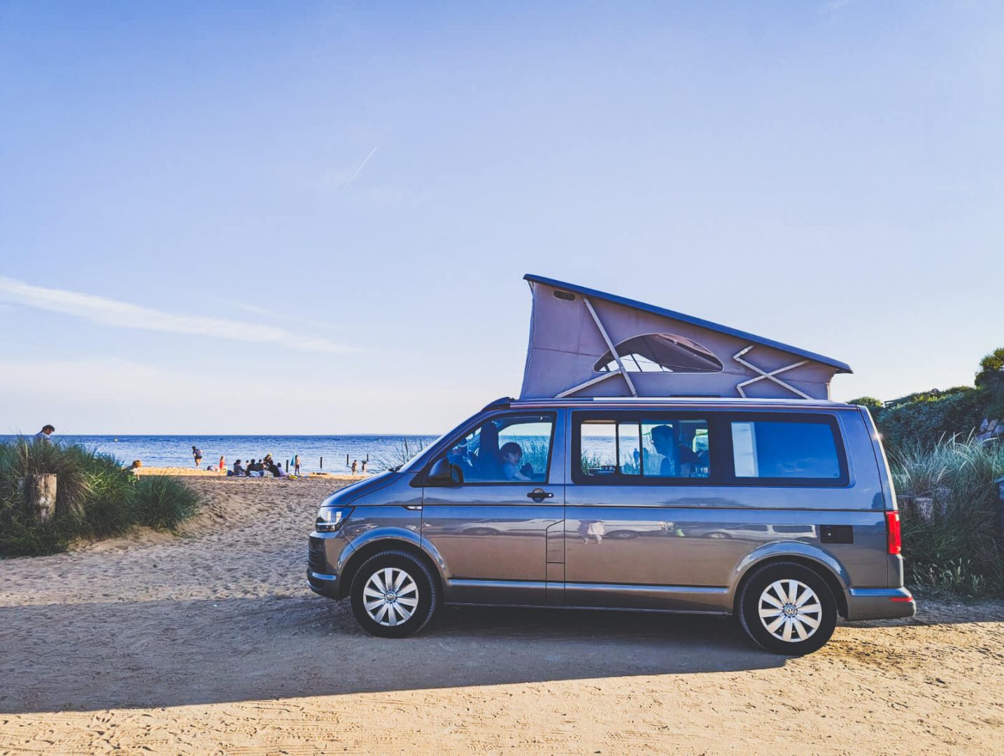 découvrez le renault trafic escapade, le van aménagé essentiel alliant confort, espace et praticité pour toutes vos aventures sur la route.