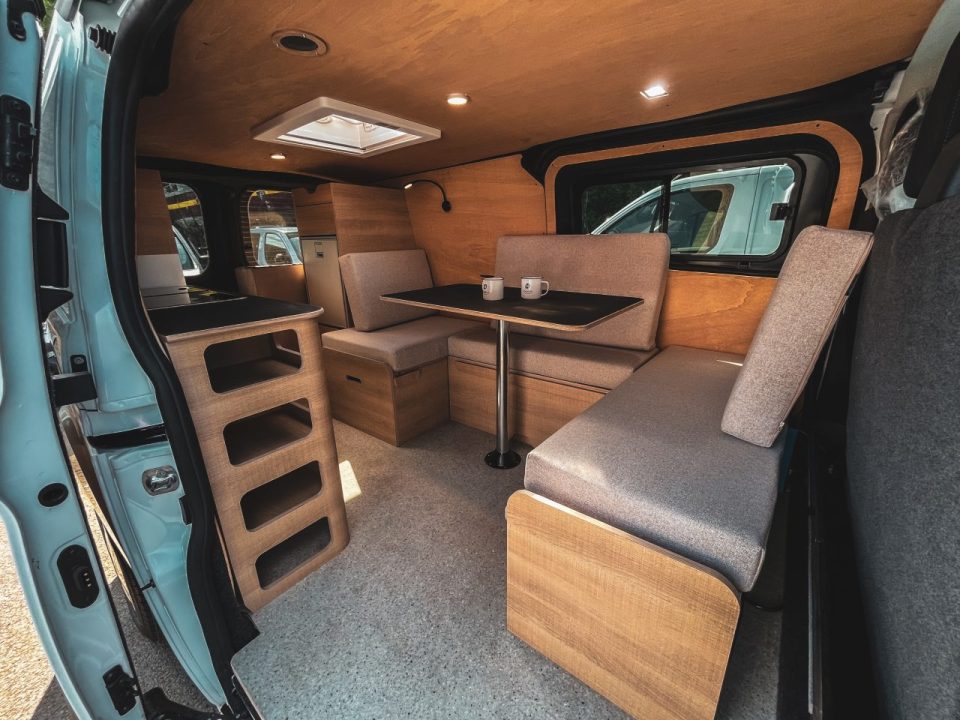 découvrez le renault trafic escapade, le van aménagé essentiel alliant confort, modularité et design pour toutes vos aventures sur la route.