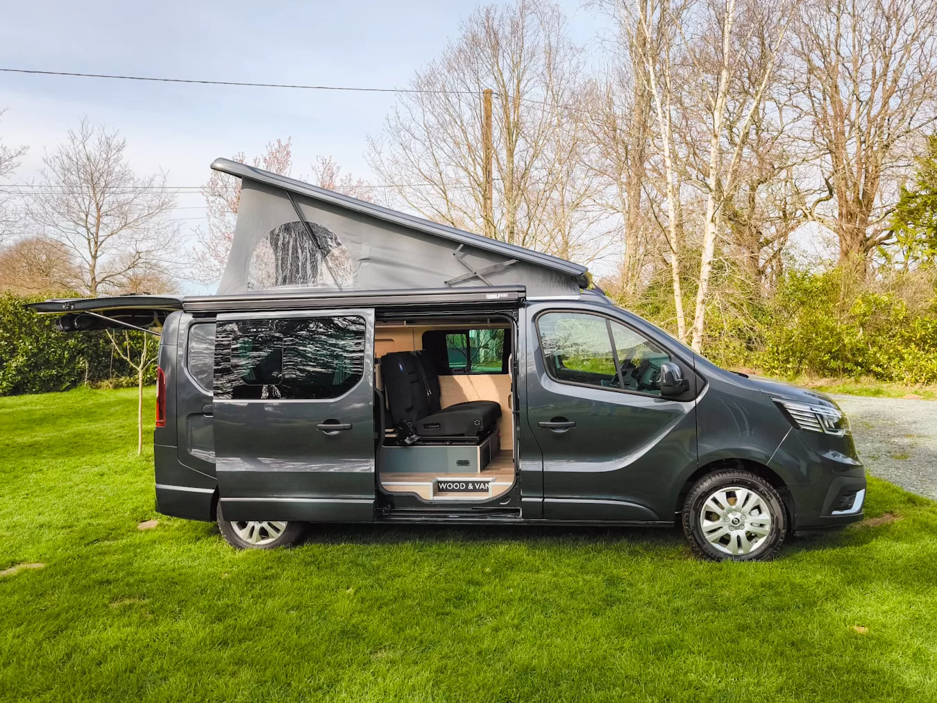découvrez le renault trafic escapade, le van aménagé essentiel alliant confort, espace et liberté pour toutes vos aventures sur la route.