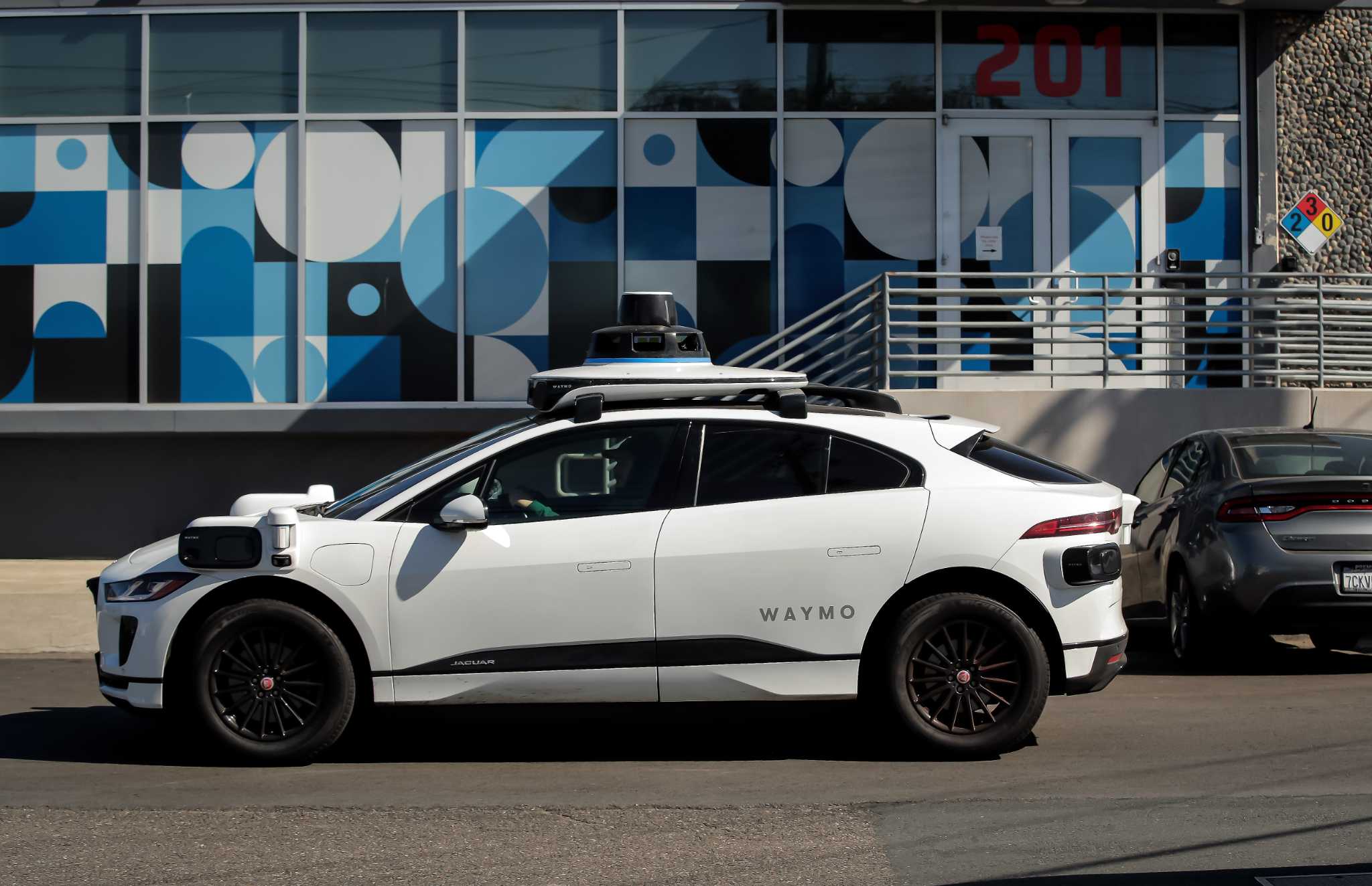 découvrez les incidents survenus avec les robotaxis tesla malgré une surveillance rigoureuse, et les défis rencontrés pour garantir la sécurité des passagers.