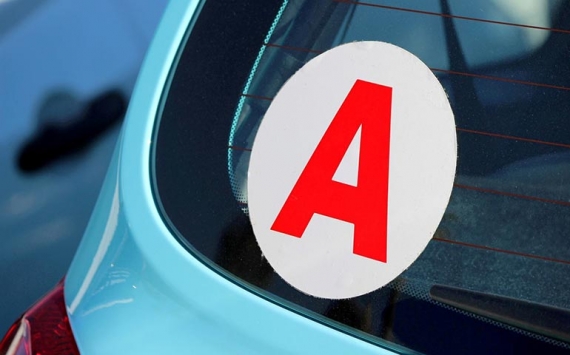 découvrez pourquoi les cotisations d'assurance auto pour les jeunes conducteurs doublent et comment mieux gérer vos coûts avec nos conseils et solutions adaptées.