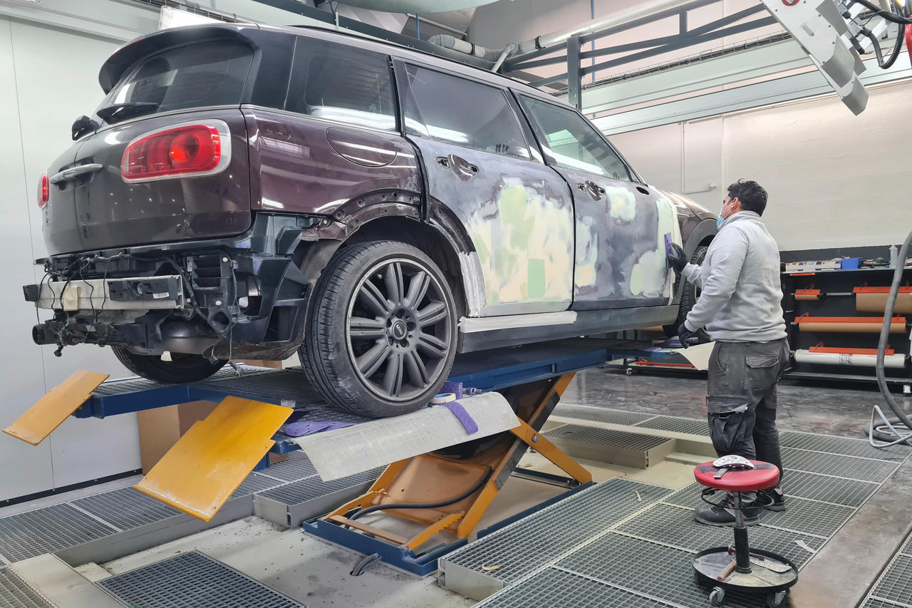 découvrez pourquoi les primes d'assurance auto sont plus élevées pour les jeunes conducteurs et comment mieux comprendre ces tarifs doublés.