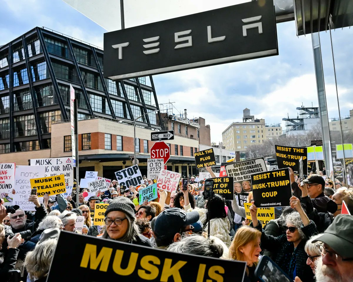 analyse critique acerbe sur la faillite de tesla, explorant les causes profondes et les conséquences pour l'industrie automobile.