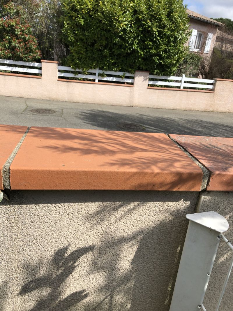 accident nocturne à florange impliquant deux tesla, un qashqai et un muret détruit. découvrez les circonstances et les conséquences de cette collision impressionnante.