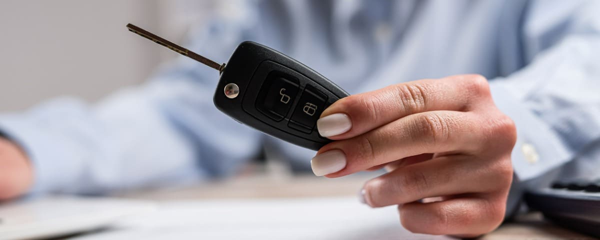 découvrez les raisons de la hausse des tarifs d'assurance auto et comment trouver des solutions pour économiser sur votre contrat.