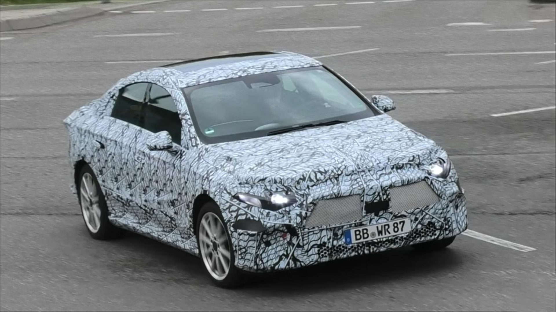 comparatif détaillé entre la mercedes cla électrique et la tesla model 3 : test sur 600 km pour évaluer autonomie, performances et confort.