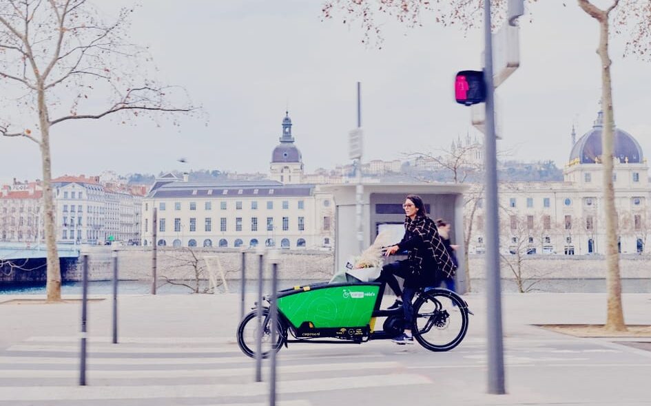 renault inaugure la production de vélos-cargo en région parisienne, une nouvelle étape vers la mobilité urbaine durable et innovante.