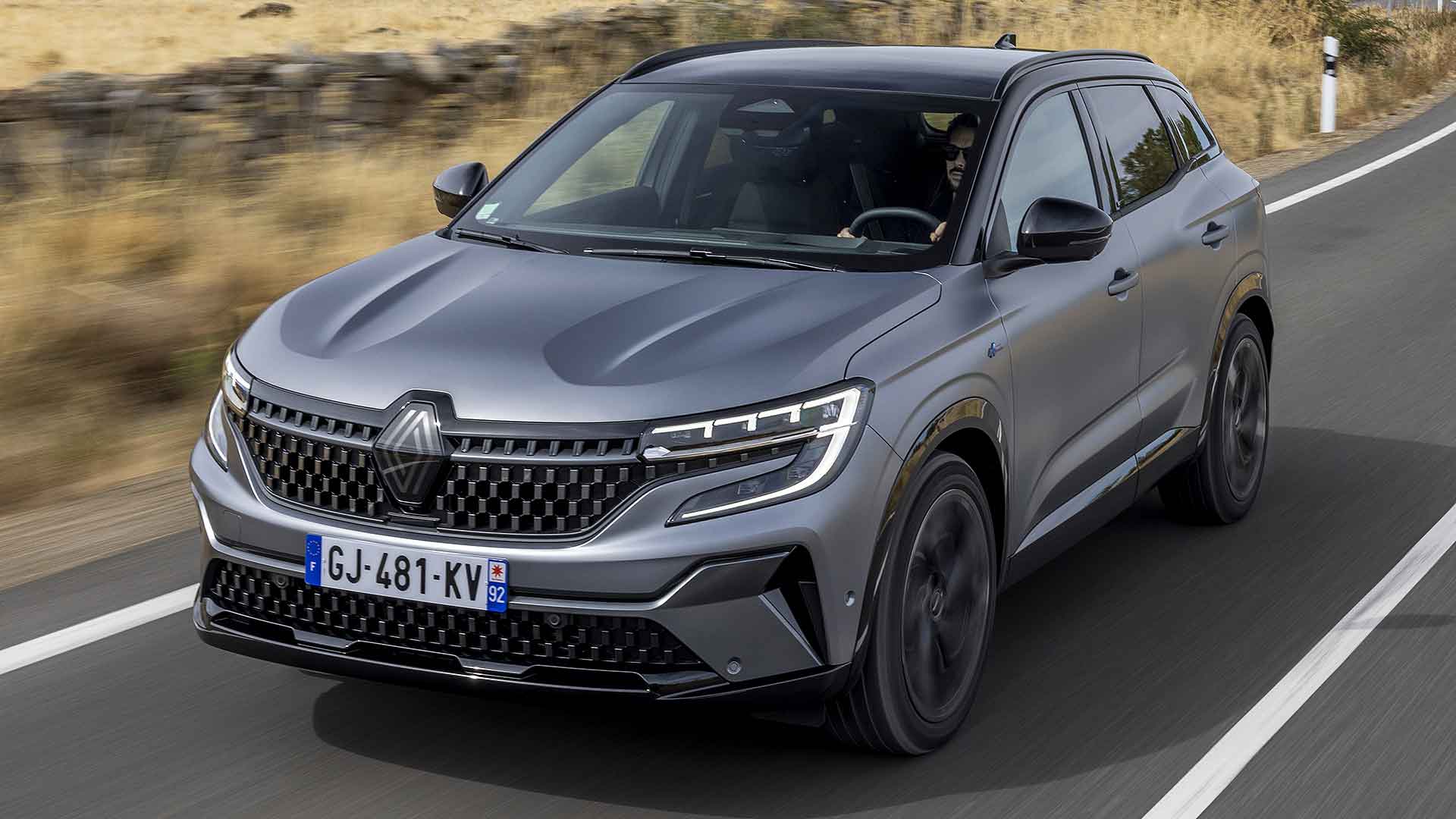 découvrez la bataille entre renault et volvo dans le secteur des utilitaires flexibles, comparés au 'tesla' du marché pour leurs innovations et performances exceptionnelles.