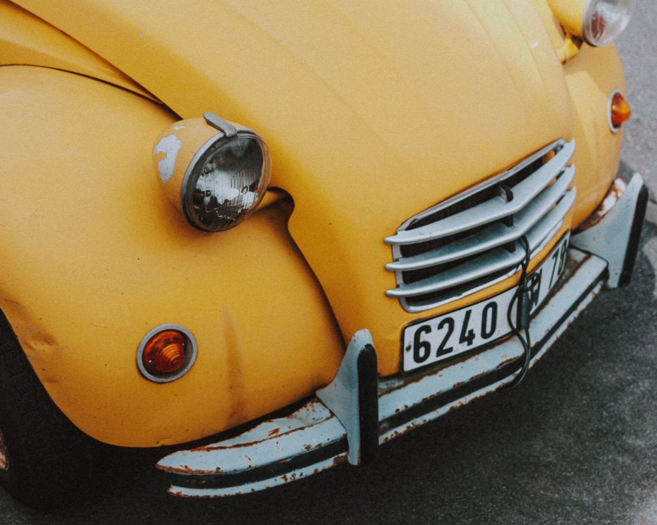 découvrez pourquoi les plaques roses seront utilisées sur les routes en 2026, leur signification et les raisons de cette nouveauté.