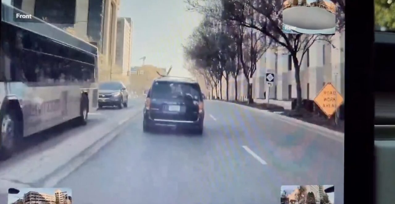 une tesla autonome détecte une crise cardiaque et sauve la vie de son propriétaire grâce à ses technologies avancées de conduite assistée.