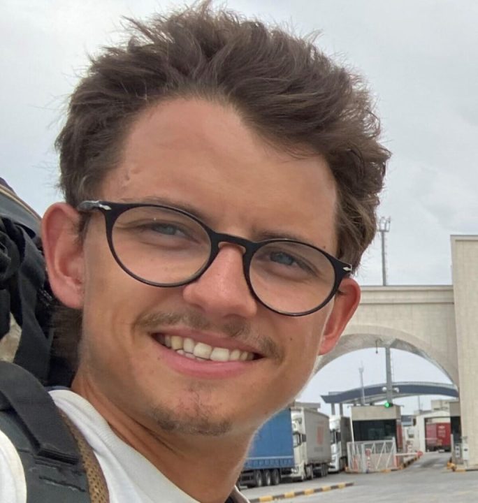 découvrez si tesla est uniquement un constructeur automobile ou s'il joue un rôle plus large dans l'innovation technologique et énergétique.