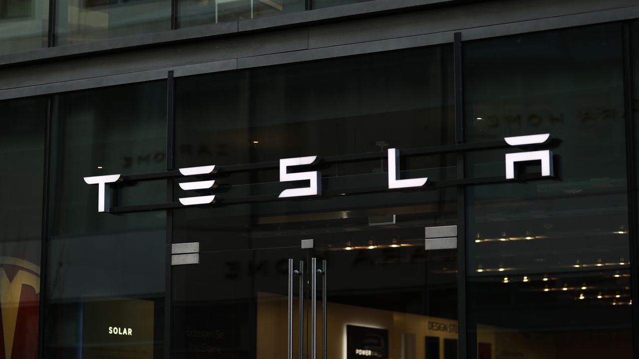 découvrez les risques et les défis auxquels tesla et son système autopilot sont confrontés en californie, entre régulations strictes et incidents en hausse.