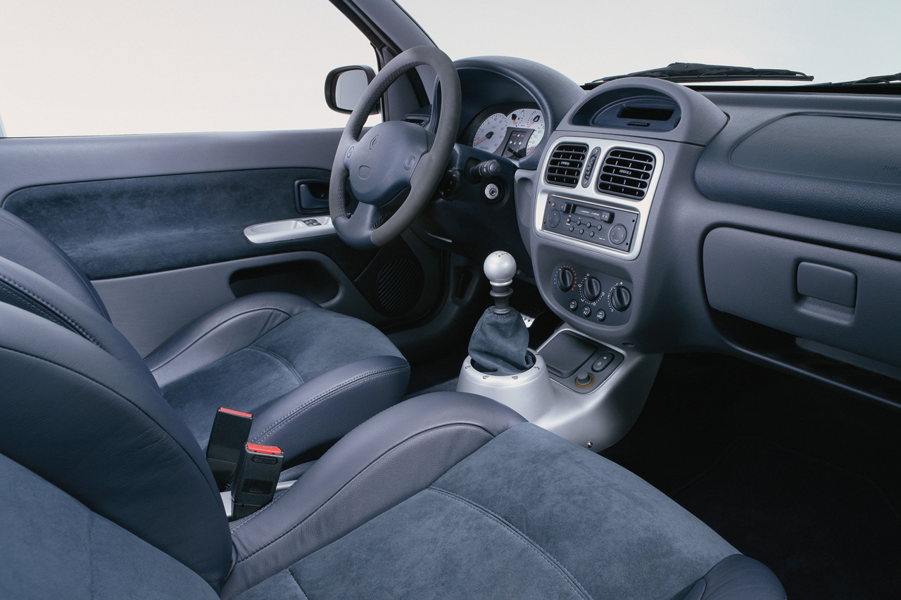 à 74 ans, découvrez la passion intemporelle pour la renault clio v6, une histoire de mécanique et d'émotion qui traverse les générations.