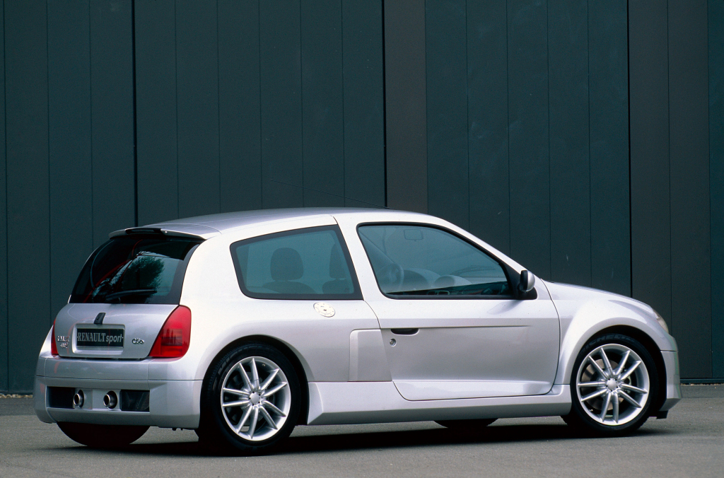à 74 ans, découvrez la passion pour la renault clio v6 : une histoire d'amour automobile qui traverse les générations.