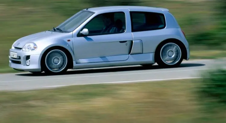 à 74 ans, découvrez la passion intemporelle pour la renault clio v6, une voiture sportive et emblématique qui séduit toutes les générations.