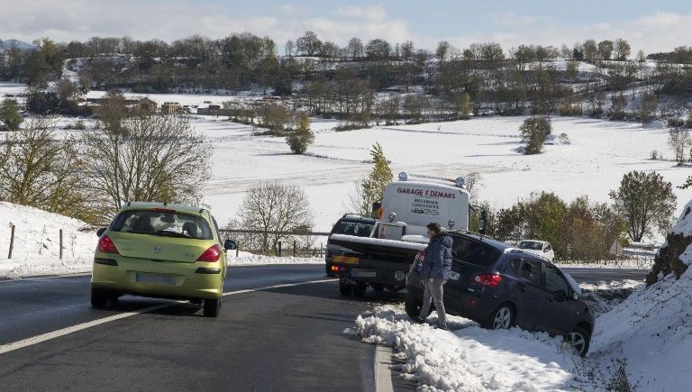 découvrez comment votre assurance couvre les accidents liés au verglas et à la neige pour être protégé en toutes circonstances hivernales.