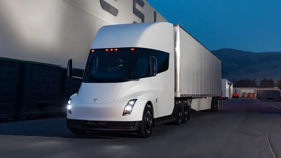 découvrez pourquoi cette année est décisive pour le tesla semi, le camion électrique révolutionnaire qui pourrait transformer le transport routier.