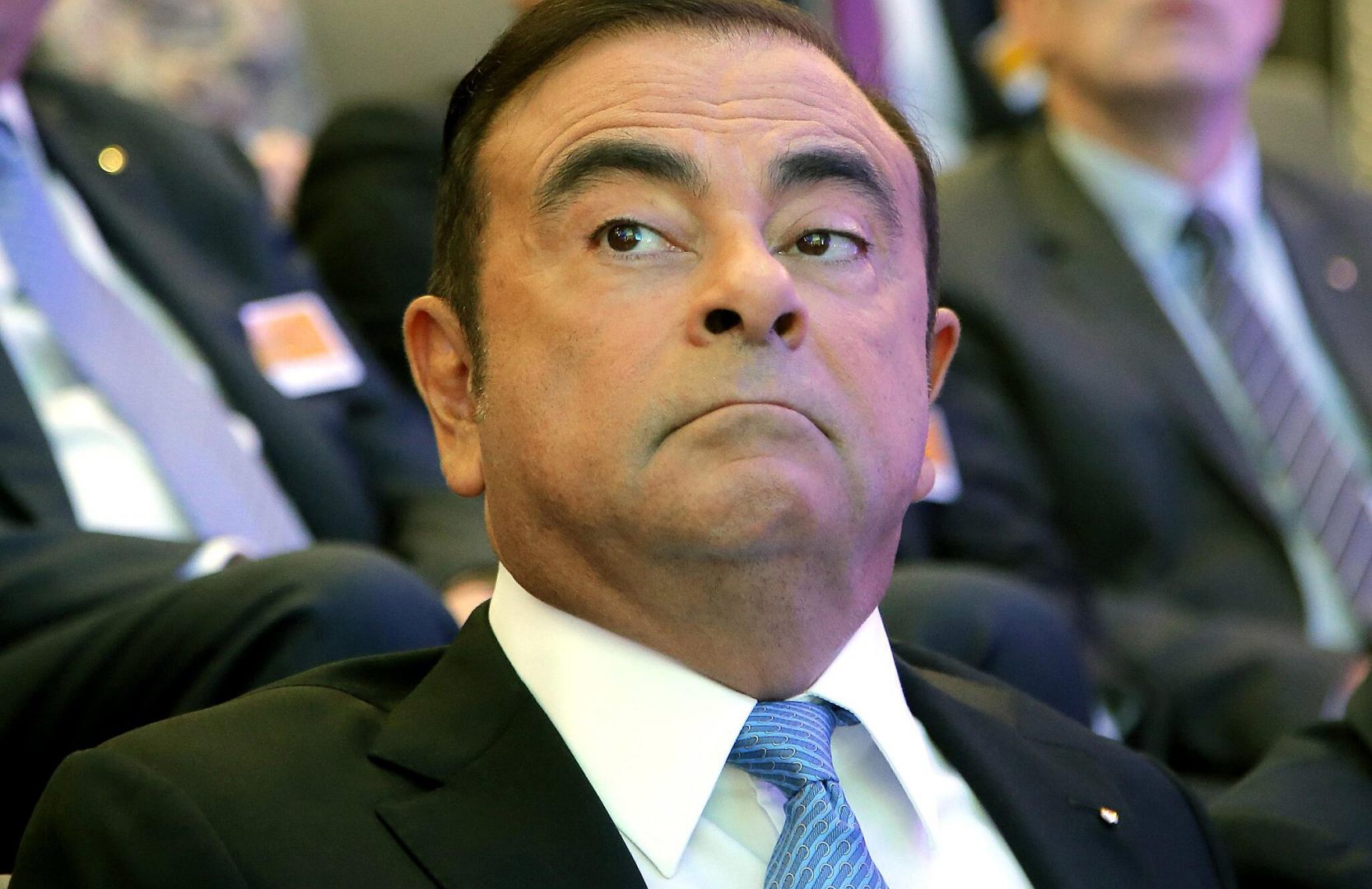 analyse du déclin de l'équipe renault f1, débutant sous l'ère carlos ghosn, et son impact sur la gestion de briatore.