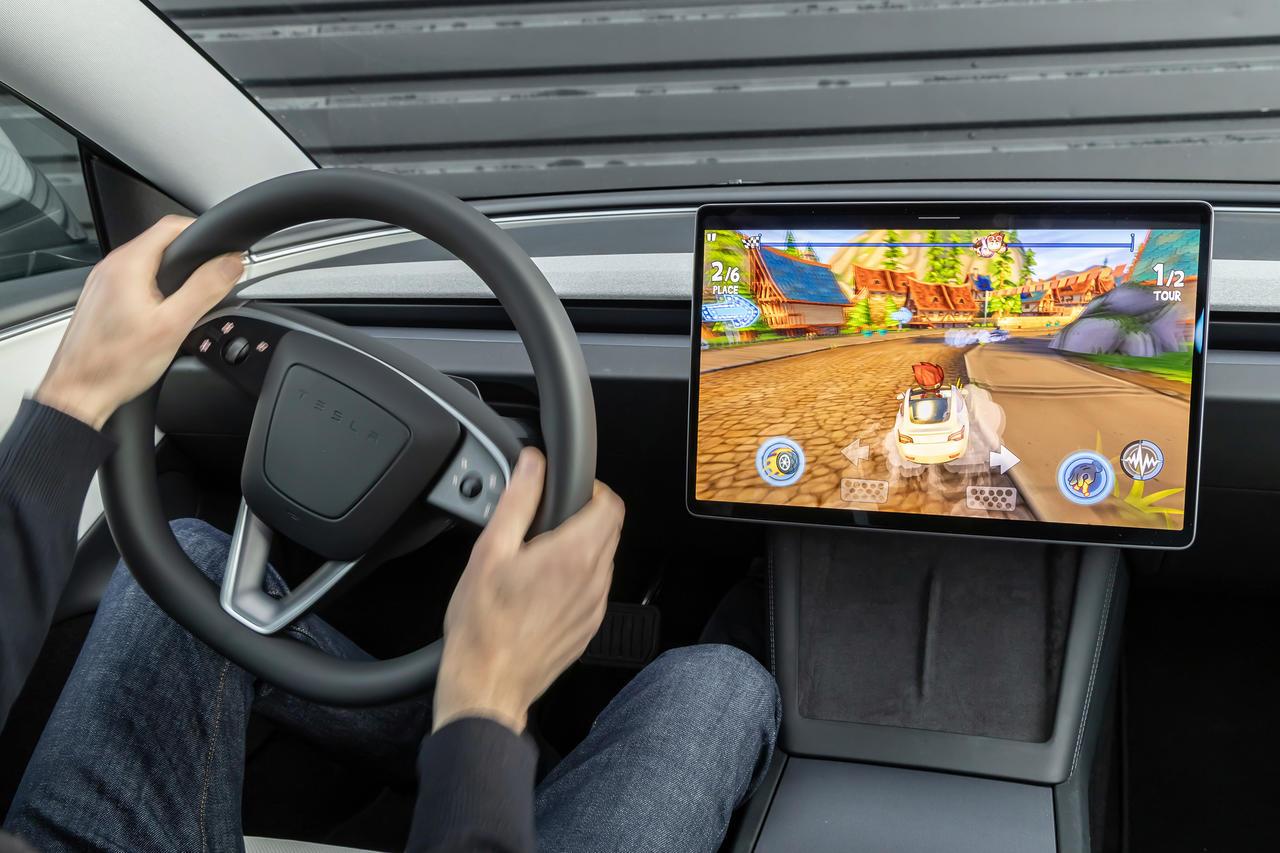 découvrez comment des hackers français ont réussi à pirater une tesla en utilisant une clé usb, révélant des failles de sécurité cruciales lors d'une cyberattaque express.