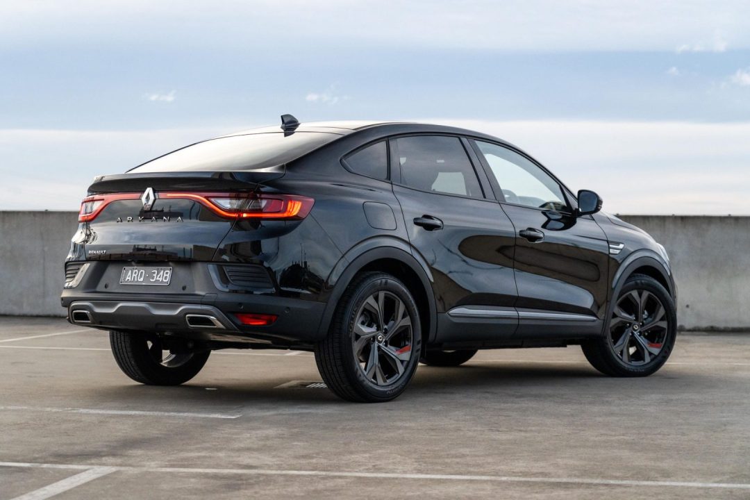 découvrez pourquoi les ventes du renault austral hybride chutent fortement face au succès du peugeot 3008. analyse des performances et des préférences du marché.