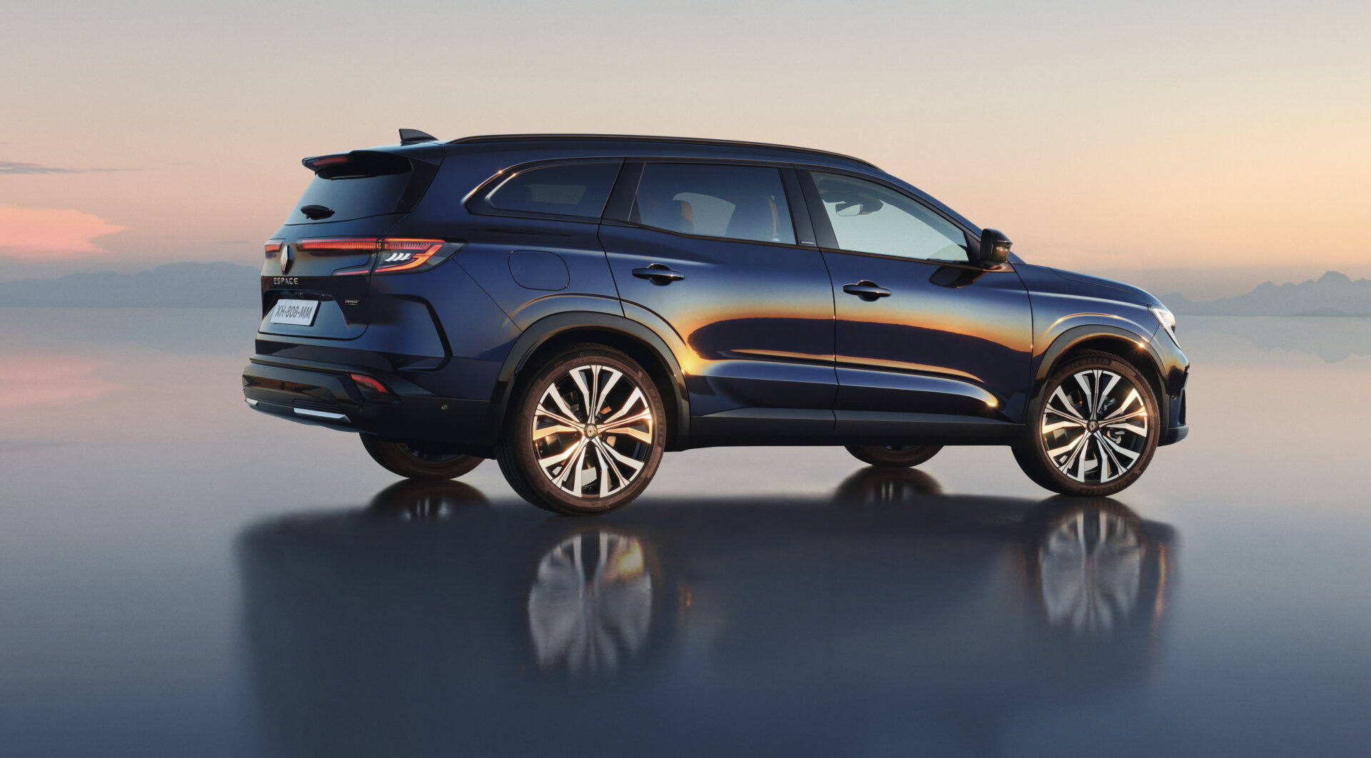 découvrez pourquoi les ventes du renault austral hybride chutent face au succès du peugeot 3008, et analysez les facteurs influençant ce marché compétitif des suv hybrides.