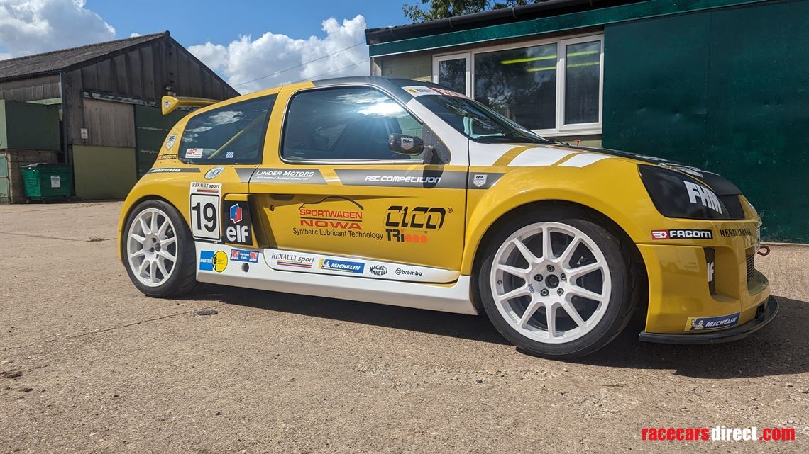 découvrez la renault clio v6, la star du stand renault à rétromobile, avec son design unique et ses performances exceptionnelles.