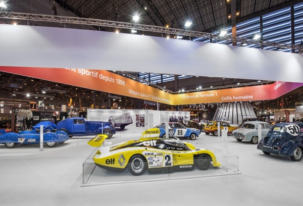 découvrez la renault clio v6, la star incontournable du stand renault à rétromobile, symbole de puissance et de performance au cœur du salon.