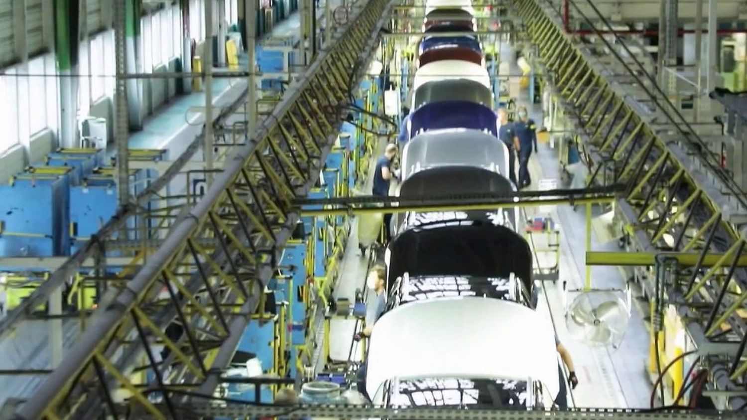 en 2025, renault dépasse stellantis malgré le départ de son directeur, démontrant une forte résilience et une croissance remarquable dans le secteur automobile.